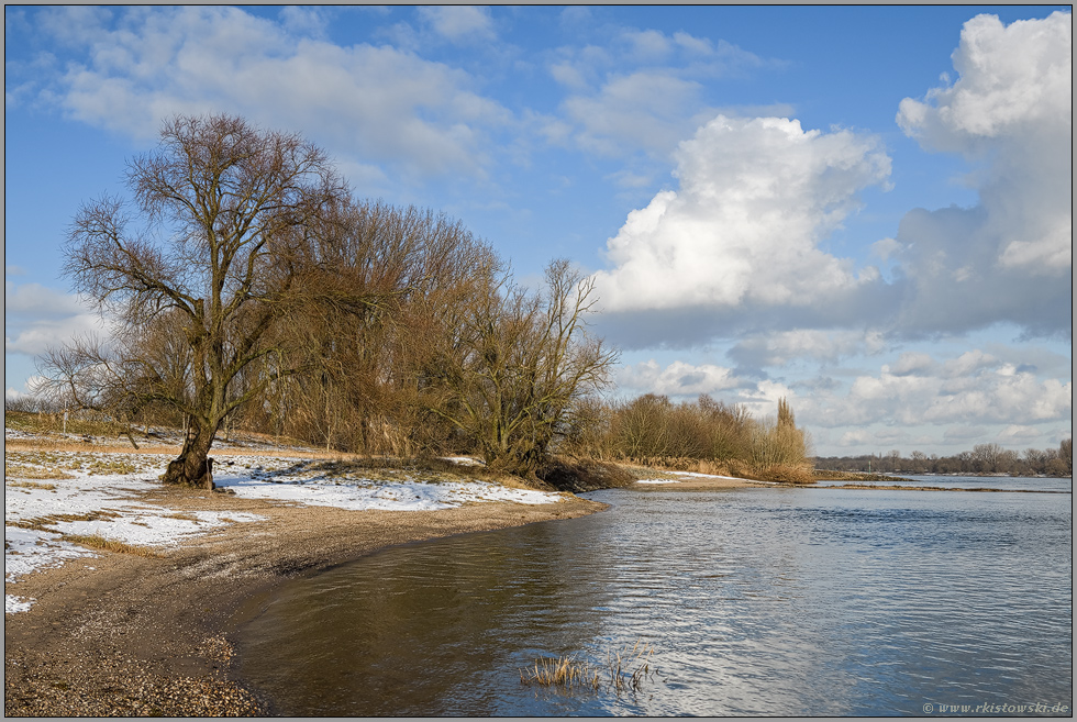 am Rhein... Meerbusch *Rhein-Kreis Neuss*, Blick über den Rhein nach Düsseldorf Kaiserswerth