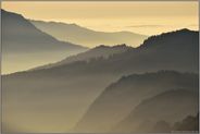 Lichtstimmung... Bergsilhouetten *Kleinwalsertal*, hintereinander gestaffelte Bergrücken im lichtdurchfluteten Nebel