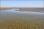 Weite ... Wattenmeer *Nordsee* vor Cuxhaven, Ebbe im Watt, Priel vor dem Hintergrund des Fahrwassers der Elbe