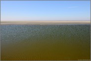 dreigeteilt... Wattenmeer *Nordsee* vor Cuxhaven, grünes Wasser, weißer Sand und blauer Himmel